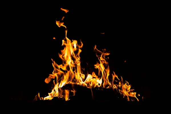 黒い背景に隔離された炎 高解像度木炎回収煙テクスチャ背景コンセプト画像 — ストック写真