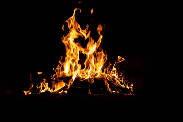 黒い背景に隔離された炎 高解像度木炎回収煙テクスチャ背景コンセプト画像 — ストック写真