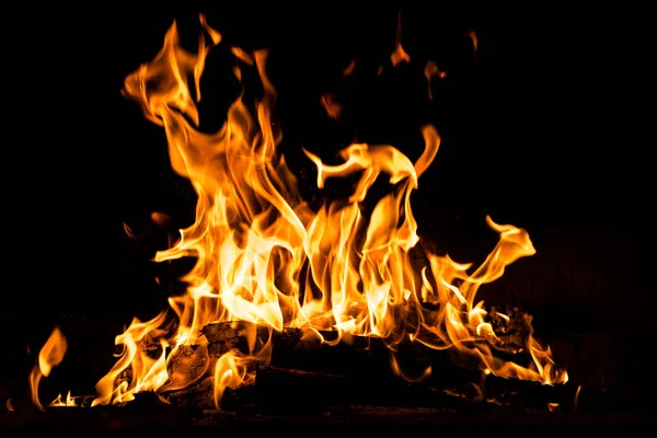 Yangın alevleri siyah arka planda izole edildi. Yüksek çözünürlüklü odun ateşi duman dokusu arkaplan görüntüsü koleksiyonu.