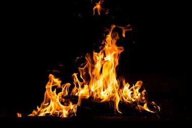 Yangın alevleri siyah arka planda izole edildi. Yüksek çözünürlüklü odun ateşi duman dokusu arkaplan görüntüsü koleksiyonu.