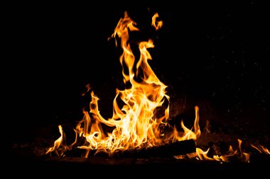 Yangın alevleri siyah arka planda izole edildi. Yüksek çözünürlüklü odun ateşi duman dokusu arkaplan görüntüsü koleksiyonu.