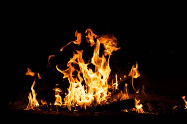 Yangın alevleri siyah arka planda izole edildi. Yüksek çözünürlüklü odun ateşi duman dokusu arkaplan görüntüsü koleksiyonu.