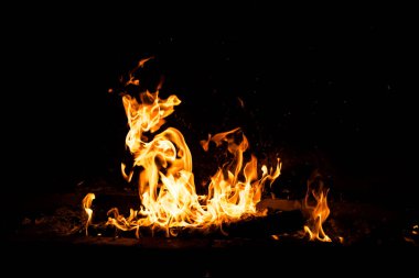 Yangın alevleri siyah arka planda izole edildi. Yüksek çözünürlüklü odun ateşi duman dokusu arkaplan görüntüsü koleksiyonu.