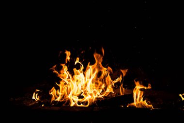 Yangın alevleri siyah arka planda izole edildi. Yüksek çözünürlüklü odun ateşi duman dokusu arkaplan görüntüsü koleksiyonu.