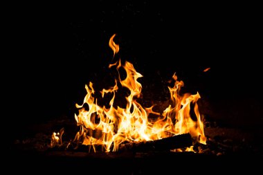 Yangın alevleri siyah arka planda izole edildi. Yüksek çözünürlüklü odun ateşi duman dokusu arkaplan görüntüsü koleksiyonu.