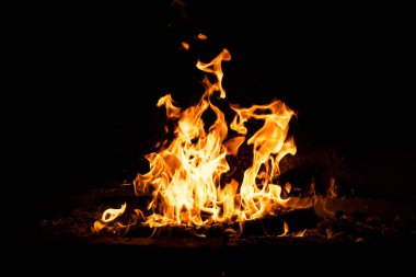 Yangın alevleri siyah arka planda izole edildi. Yüksek çözünürlüklü odun ateşi duman dokusu arkaplan görüntüsü koleksiyonu.