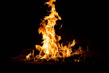 Yangın alevleri siyah arka planda izole edildi. Yüksek çözünürlüklü odun ateşi duman dokusu arkaplan görüntüsü koleksiyonu.