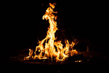 Yangın alevleri siyah arka planda izole edildi. Yüksek çözünürlüklü odun ateşi duman dokusu arkaplan görüntüsü koleksiyonu.