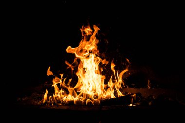Yangın alevleri siyah arka planda izole edildi. Yüksek çözünürlüklü odun ateşi duman dokusu arkaplan görüntüsü koleksiyonu.