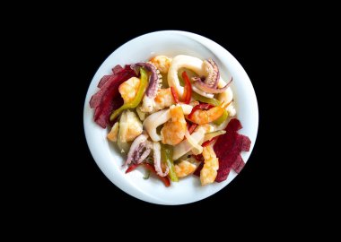 Deniz ürünleri konsepti resmi siyah arkaplan taşından masa üzerinde. Çiğ deniz ürünleri sunumu siyah zemin üzerine Bu balık tuzlu