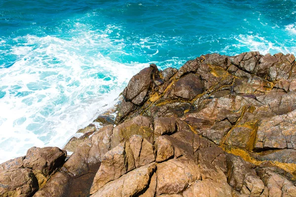 地中海或爱琴海 海岸或海湾的海景 岩石和波浪在土耳其Bodrum市的海滩 夏日的风景与蓝色的大海或海洋和树木 土耳其的假日和假期 — 图库照片