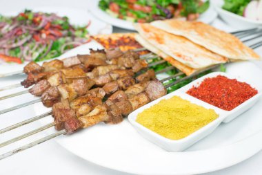 Geleneksel Türk Karaciğeri, salata ve aperatifli Şiş Kebap. Seçici Türk Mutfağı Akşam Yemeği Masası. Bu Türk Restoranı 'ndaki Türk yemek kültürü..