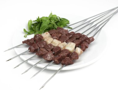 Geleneksel Türk Çiğ Şiş Kebap 'ı salata ve aperatiflerle. Seçici Türk Mutfağı Akşam Yemeği Masası. Bu Türk Restoranı 'ndaki Türk yemek kültürü..