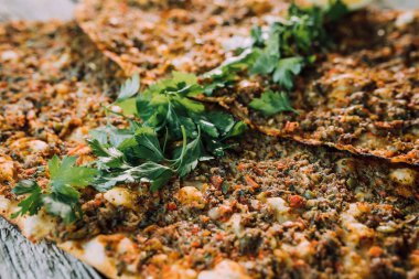 Lezzetli Türk pizzası Lahmacun. Türk restoranındaki Türk mutfağı veya mutfak kültüründen Lahmacun. 