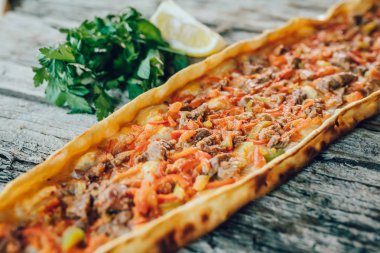 Geleneksel Türk pidesi ya da etli, peynirli ve sebzeli pide. Türk Restoranında Türk mutfağı veya mutfak kültürü