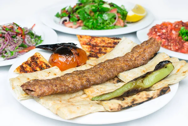 Tradycyjny Turecki Kebap Adana Sałatkami Przystawek Selektywne Focus Kuchnia Turecka — Zdjęcie stockowe