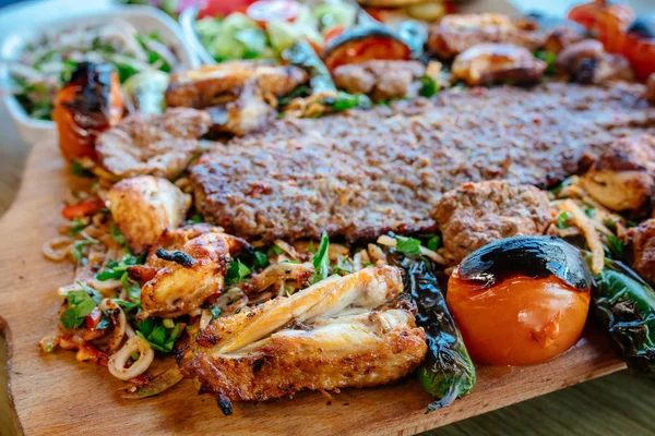 Traditioneller Türkischer Adana Kebap Mit Salaten Und Vorspeisen Selektiver Fokus — Stockfoto