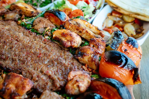 Adana Kebap Turki Tradisional Dengan Salad Dan Makanan Pembuka Fokus — Stok Foto