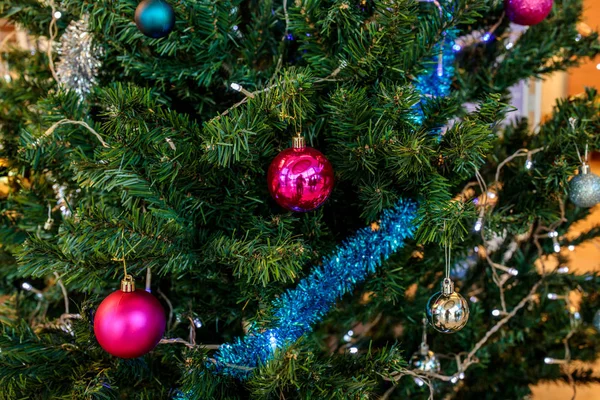 Natale Sfondo Vacanza Con Rami Abete Ornamenti Colorati Natale Ghirlanda — Foto Stock