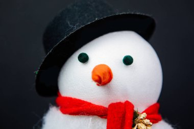 Kardan adam siyah arka planda izole edildi. Yeni yıl, Noel ya da Noel tatili geçmişi.