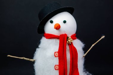 Kardan adam siyah arka planda izole edildi. Yeni yıl, Noel ya da Noel tatili geçmişi.