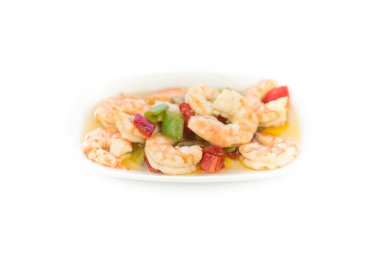 Kırmızı biberli karides aperatifi. Lezzetli lezzetli karides aperatifi. İzole edilmiş arka plandaki bu karides yemeği. Deniz ürünleri aperatifi