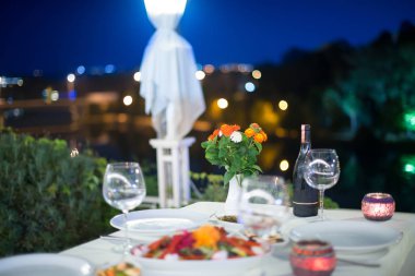 Balık lokantasında karides, deniz ürünleri, balık, aperatifler ve salatalar masada. Yunanistan veya Türkiye 'deki sahil restoranı. Bodrum, Santorini veya Mykonos 'taki Ege Denizi, Yunan veya Türk tarzı balık restoranı