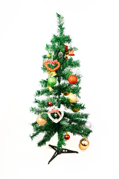 圣诞节背景 有冷杉枝条和五彩缤纷的圣诞装饰品 圣诞树花环 在新年的圣诞树上挂着金 红球和彩带 — 图库照片