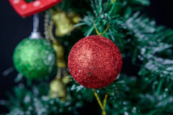 Weihnachtsfeiertag Hintergrund Mit Tannenzweigen Und Bunten Ornamenten Auf Weihnachten Weihnachtsbaumgirlanden — Stockfoto