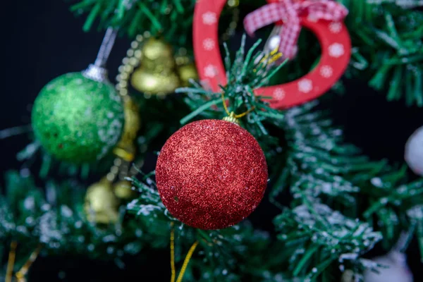 Weihnachtsfeiertag Hintergrund Mit Tannenzweigen Und Bunten Ornamenten Auf Weihnachten Weihnachtsbaumgirlanden — Stockfoto