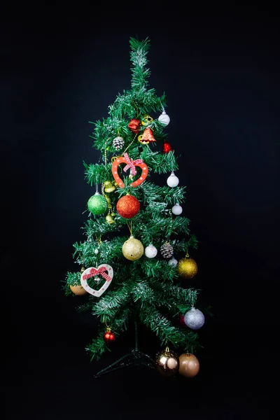 Χριστουγεννιάτικο Φόντο Διακοπών Κλαδιά Ελάτης Και Πολύχρωμα Στολίδια Για Χριστούγεννα — Φωτογραφία Αρχείου