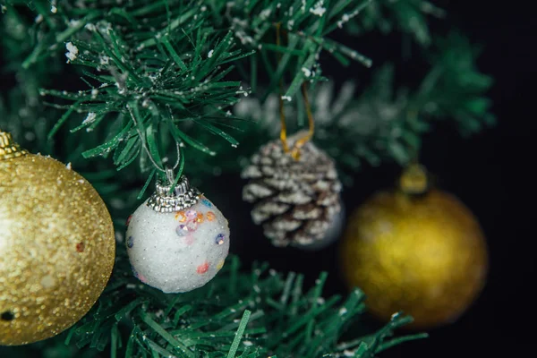 Weihnachtsfeiertag Hintergrund Mit Tannenzweigen Und Bunten Ornamenten Auf Weihnachten Weihnachtsbaumgirlanden — Stockfoto