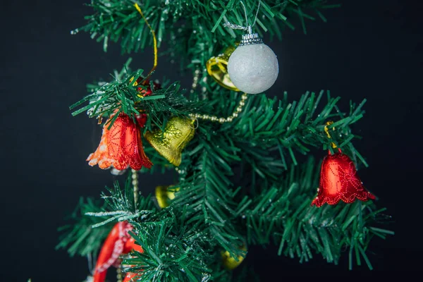 Weihnachtsfeiertag Hintergrund Mit Tannenzweigen Und Bunten Ornamenten Auf Weihnachten Weihnachtsbaumgirlanden — Stockfoto
