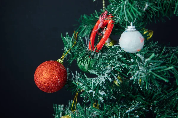 Weihnachtsfeiertag Hintergrund Mit Tannenzweigen Und Bunten Ornamenten Auf Weihnachten Weihnachtsbaumgirlanden — Stockfoto