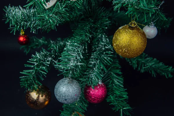 Weihnachtsfeiertag Hintergrund Mit Tannenzweigen Und Bunten Ornamenten Auf Weihnachten Weihnachtsbaumgirlanden — Stockfoto