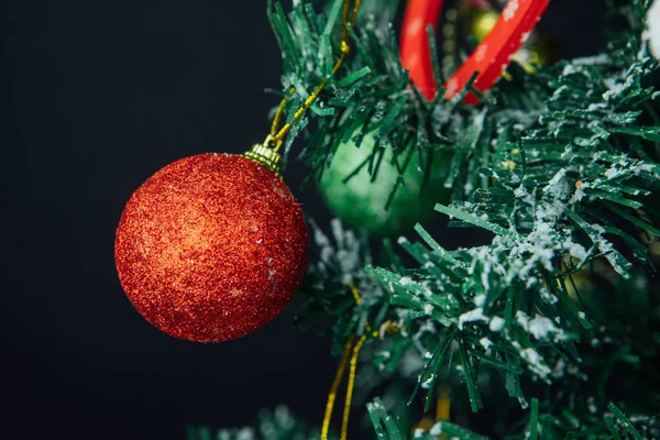 Weihnachtsfeiertag Hintergrund Mit Tannenzweigen Und Bunten Ornamenten Auf Weihnachten Weihnachtsbaumgirlanden — Stockfoto