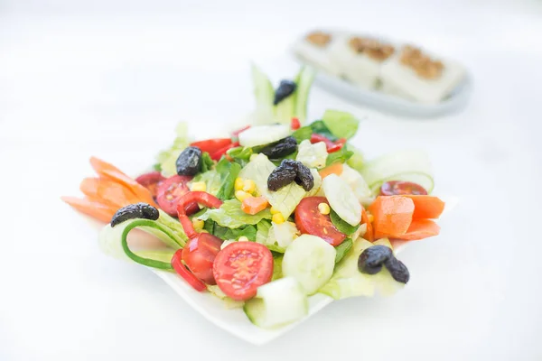 Grego Mediterrâneo Egeu Salada Vegetariana Fresca Verde Sobre Mesa Fish — Fotografia de Stock