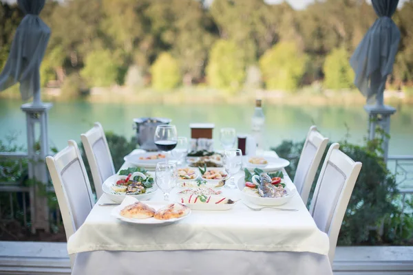 Räkor Skaldjur Fisk Aptitretare Och Sallader Bordet Fish Restaurant Strandrestaurang — Stockfoto