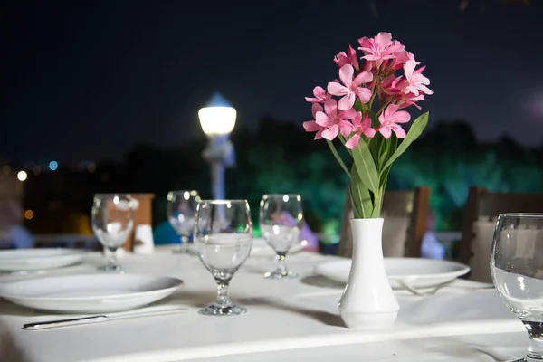 Tavolo Ristorante All Aperto Con Luci Del Notte Ambiente Romantico — Foto Stock