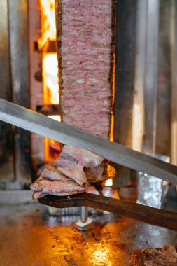 Geleneksel Türk Donör Kebap eti. Şef bıçak donörü, shawarma ya da jiroskopla kesiyor. Türk, Yunan ya da Ortadoğu tarzı kebap yapan kebapçılar ızgaranın önüne tükürüyor.