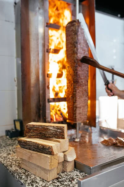 Carne Tradicional Turca Doner Kebab Chef Corte Con Doner Cuchillo —  Fotos de Stock