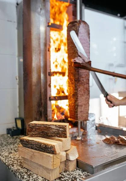 Traditionelles Türkisches Dönerfleisch Koch Schneidet Mit Dönermesser Shawarma Oder Gyros — Stockfoto