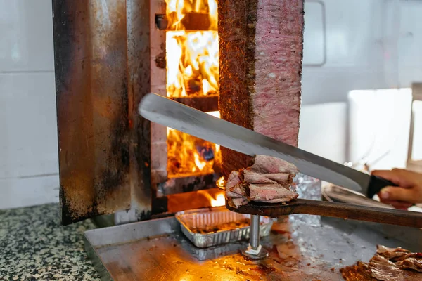 Traditioneel Turks Doner Kebab Vlees Kok Snijden Met Doner Mes — Stockfoto