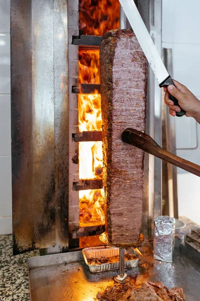 Carne Tradicional Turca Doner Kebab Chef Corte Con Doner Cuchillo — Foto de Stock