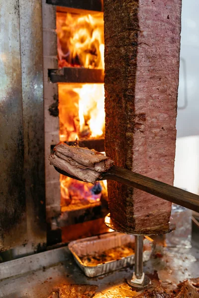 Carne Tradicional Turca Doner Kebab Chef Corte Con Doner Cuchillo —  Fotos de Stock