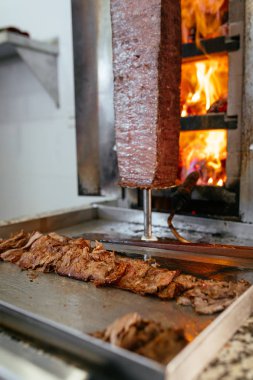 Geleneksel Türk Donör Kebap eti. Şef bıçak donörü, shawarma ya da jiroskopla kesiyor. Türk, Yunan ya da Ortadoğu tarzı kebap yapan kebapçılar ızgaranın önüne tükürüyor.