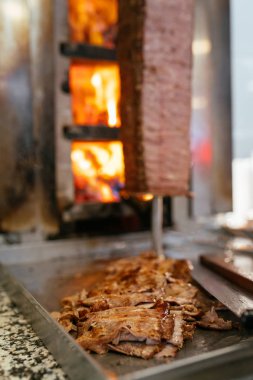Geleneksel Türk Donör Kebap eti. Şef bıçak donörü, shawarma ya da jiroskopla kesiyor. Türk, Yunan ya da Ortadoğu tarzı kebap yapan kebapçılar ızgaranın önüne tükürüyor.