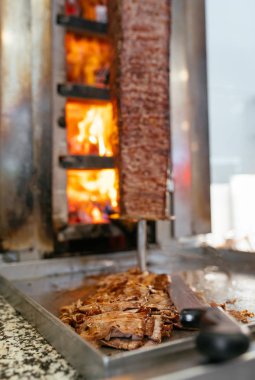 Geleneksel Türk Donör Kebap eti. Şef bıçak donörü, shawarma ya da jiroskopla kesiyor. Türk, Yunan ya da Ortadoğu tarzı kebap yapan kebapçılar ızgaranın önüne tükürüyor.