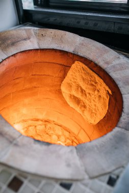 Geleneksel Türk ramazanı yiyecek Pita, pide, lavash veya yufka ekmeği ateşte pişirme taş odun fırını 