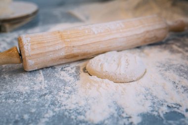 Mermer masa üzerinde un, fırın arka plan, üst görünüm, pizza, turta ya da ekmek hamuru ile mermer masa üzerinde un tozu ile rulo pin ve hamur topları
